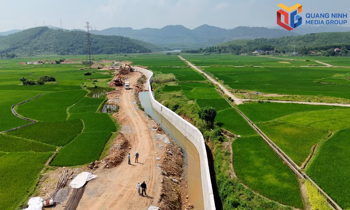 Dự án đầu tư xây dựng kè hai bên suối từ cầu Quảng La 1 đến lưu vực hồ Yên Lập với chiều dài 1.000m, tổng mức đầu tư hơn 49 tỷ đồng, nhằm kết hợp tiêu thoát lũ, phòng chống ngập úng và bảo đảm nguồn nước phục vụ sản xuất.