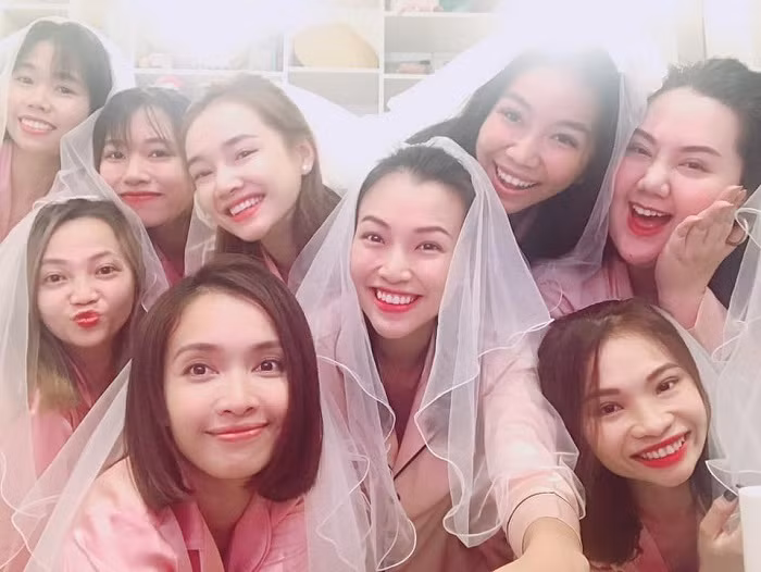 Ái Phương, Nhã Phương cùng hội chị em của Hoàng Oanh đội khăn voan, mặc pyjama hồng.
