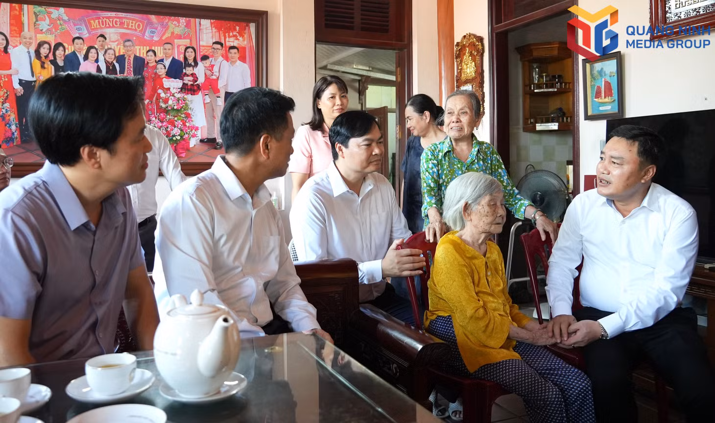 Đồng chí Đinh Hữu Thành, Ủy viên Ban Chấp hành Trung ương Đảng, Phó Bí thư Thường trực Thành ủy, ân cần hỏi thăm sức khỏe Mẹ Việt Nam Anh hùng Nguyễn Thị Huệ, 103 tuổi.