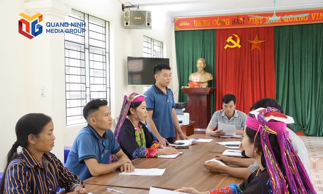 Anh Voòng Sinh Quý, Trưởng thôn Ngàn Phe triển khai nhiệm vụ trong sinh hoạt chi bộ.