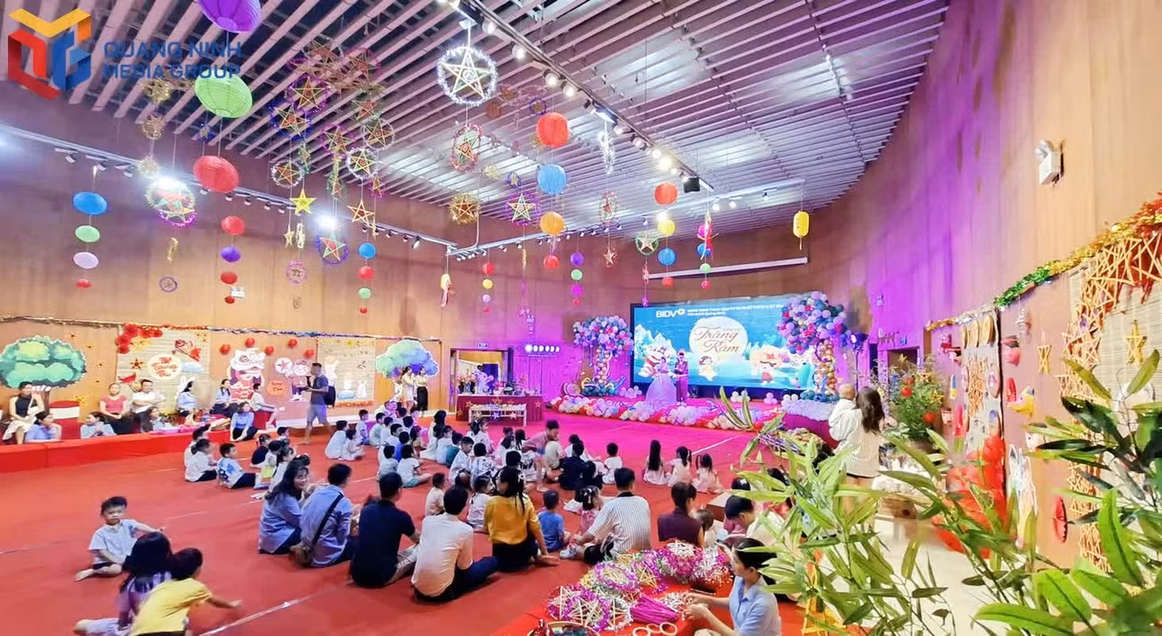 Thiếu nhi vui đón Trung thu tại Bảo tàng Quảng Ninh. Ảnh: Tạ Quân