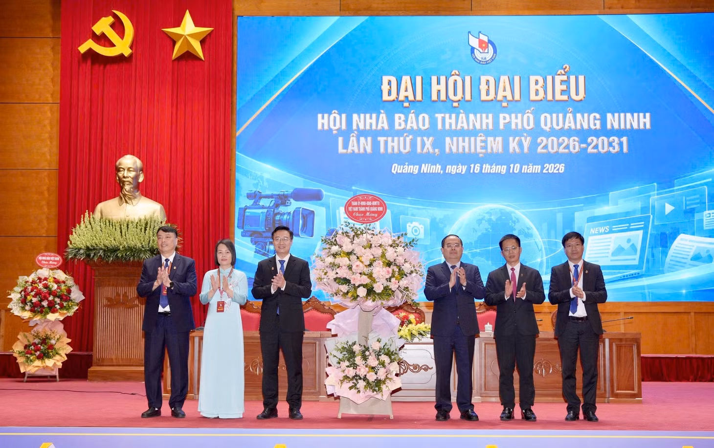 bi-thu-thanh-uy-truong-doan-dbqh-thanh-pho-tang-hoa-chuc-mung-dai-hoi-10-2026-anh-do-phuong.jpg
