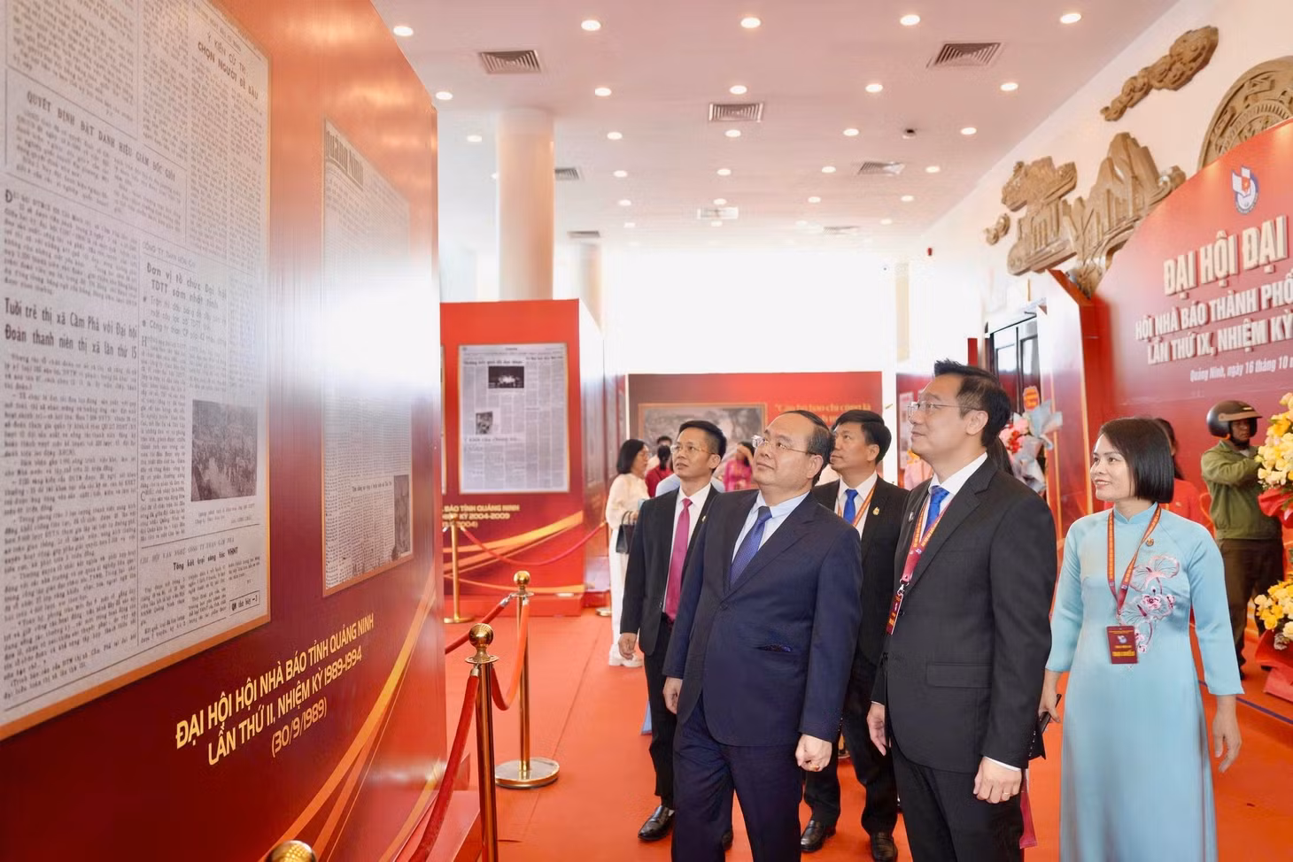 dong-chi-bi-thu-thanh-uy-tham-quan-khu-vuc-trien-lam-cac-ky-dai-hoi-hoi-nha-bao-thanh-pho-10-2026-anh-do-phuong.jpg