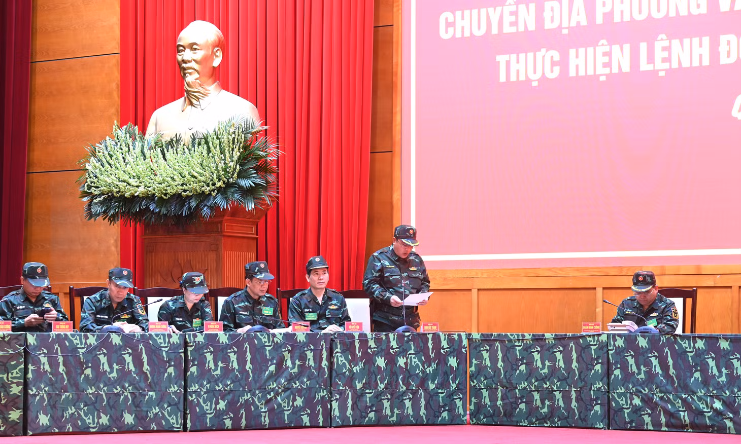 pho-bi-thu-thuong-truc-thanh-uy-dinh-huu-thanh-doc-nghi-quyet-lanh-dao-chuyen-dia-phuong-vao-tinh-trang-khan-cap-ve-quoc-phong-10-2026-anh-pv.jpg