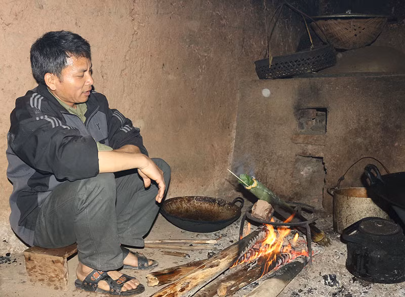 Để cơm chín đều, thơm ngon và không bị khô, người nướng phải trực ở đấy đảo ống tre trên lửa.