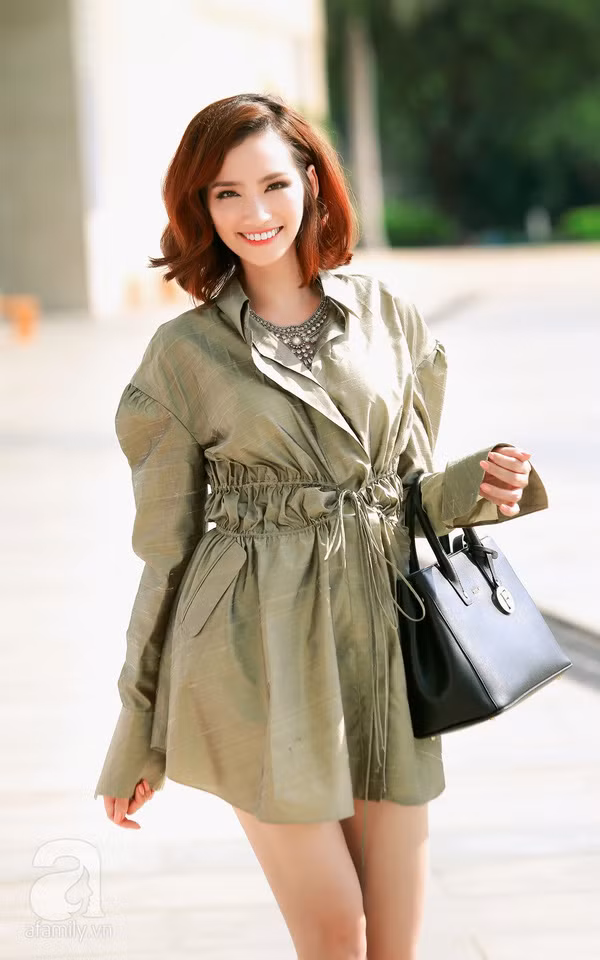 Đừng chỉ chăm chăm lựa chọn những thiết kế váy sơ mi dáng cơ bản để tạo nét thanh lịch cho mình. Một chút cách điệu trên nền tảng sự đơn giản sẵn sẽ khiến hình ảnh của bạn nổi bật và thu hút hơn dù xuất hiện ở bất cứ đâu