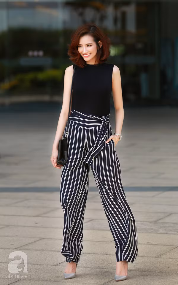 Người đẹp chọn một thiết kế áo dáng ôm sát không tay tôn vóc dáng thon thả kết hợp cùng quần kẻ ống rộng. 