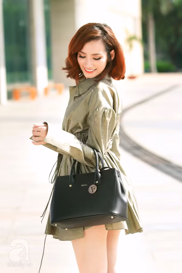 Trúc Diễm chọn cho mình một thiết kế váy sơ mi dài tay với chi tiết thắt eo khá điệu, phần cổ Đức của váy được nhấn nhá thêm vòng cổ metallic to bản để thêm điểm nhấn ấn tượng cho thiết kế đơn giản.