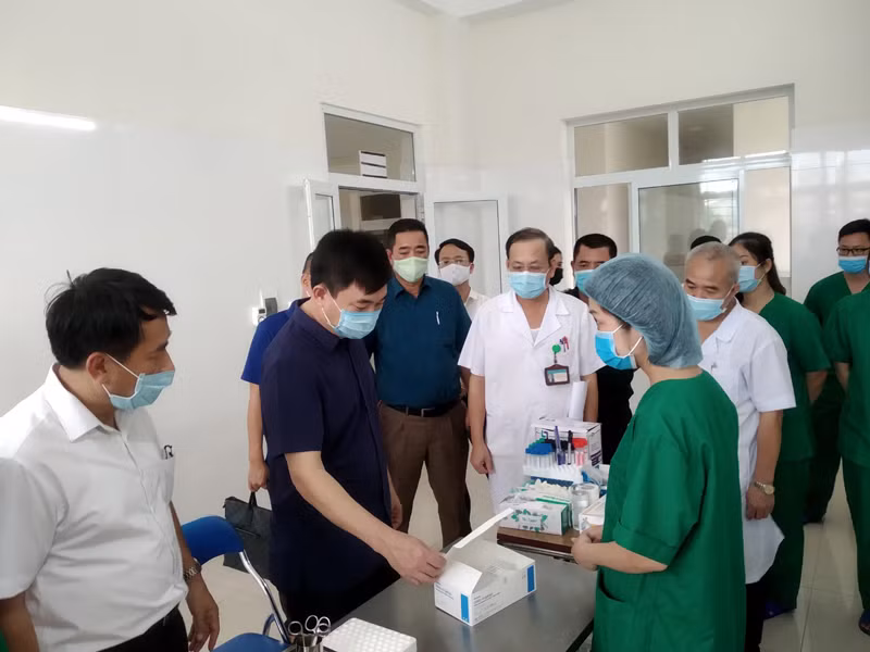 Đồng chí Ngô Hoàng Ngân, Phó Bí thư Thường trực Tỉnh ủy trao đổi với lãnh đạo sở Y tế và Bệnh viện số 1