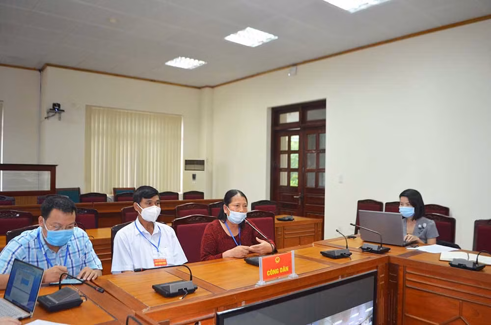 Bà Vũ Thị Tình trình bày nội dung kiến nghị tại buổi tiếp công dân định kỳ của UBND tỉnh, tháng 8/2020.