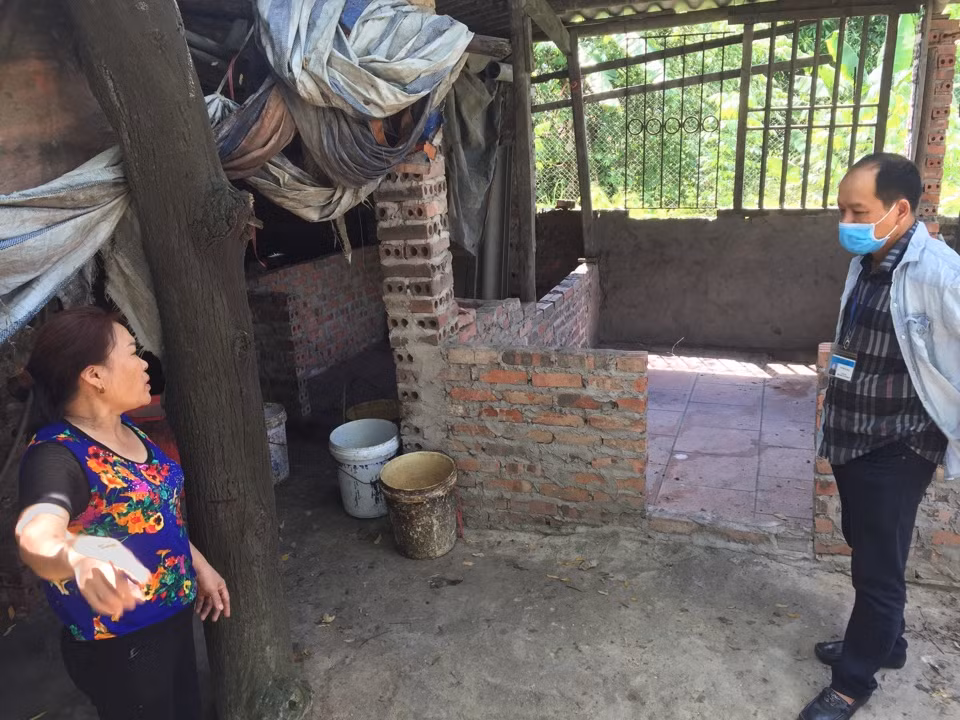 Công chức địa chính - môi trường phường Hà Khánh nhắc nhở hộ gia đình ông Vũ Viết Mạnh thường xuyên vệ sinh chuồng trại, nghiêm túc thực hiện các quy định về bảo vệ môi trường.