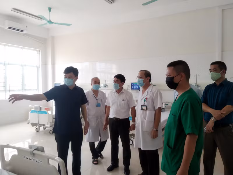 Đồng chí Phó Bí thư Thường trực Tỉnh ủy kiểm tra tình hình cơ sở vật chất phòng, chống dịch tại Bệnh viện số 1.