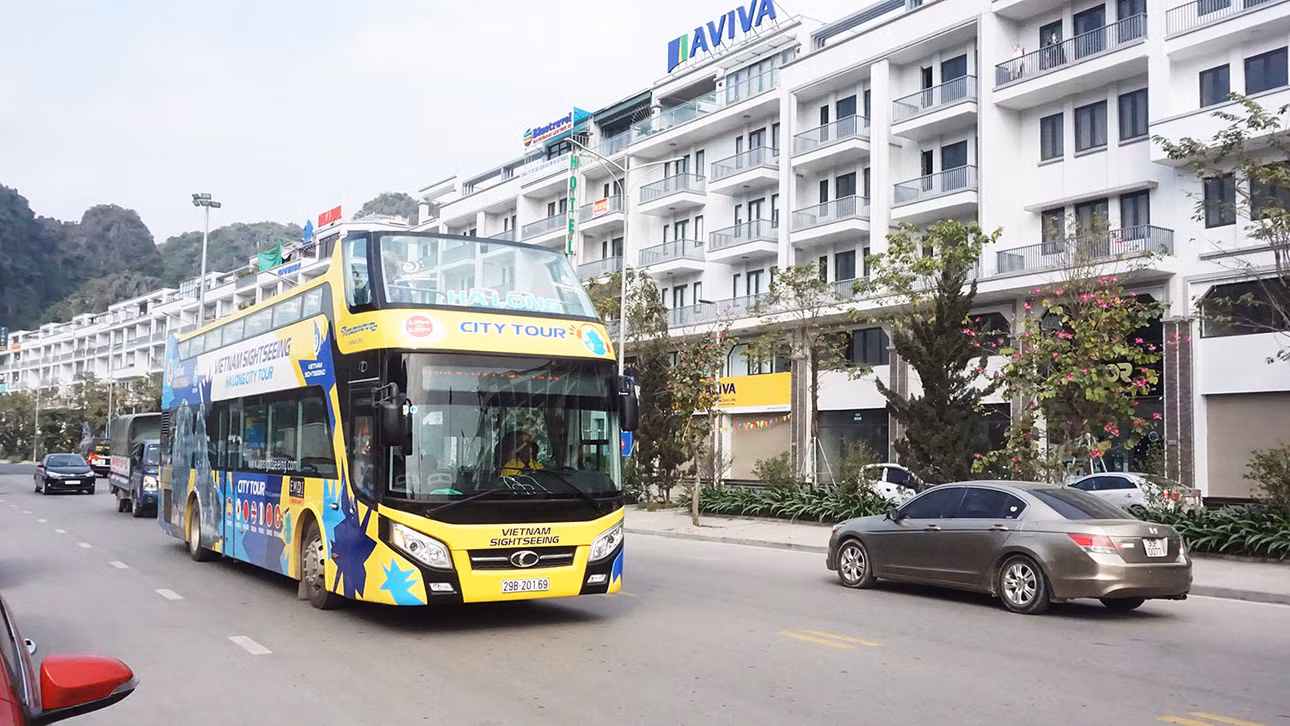Xe buýt 2 tầng chạy xung quanh các điểm thăm quan tại TP Hạ Long phục vụ nhu cầu đi đi lại, thăm quan của người dân, du khách trong ngày đầu năm mới.