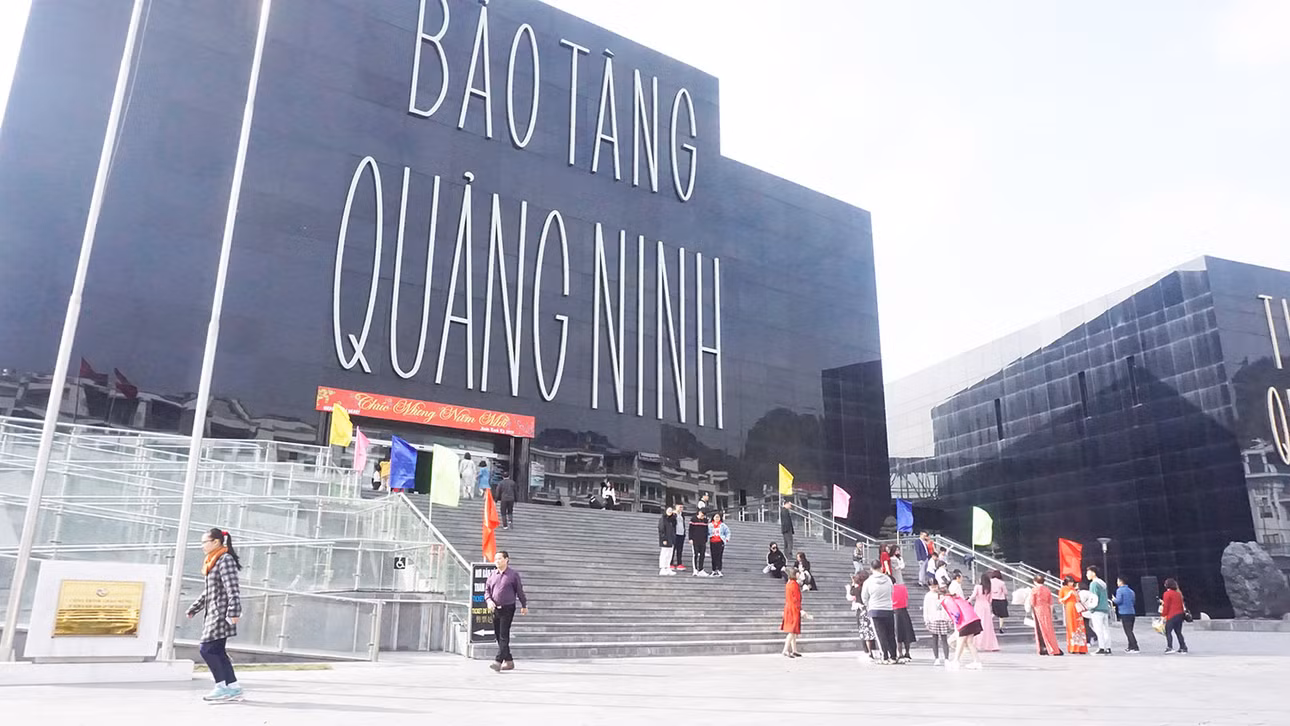 Vào buổi sáng ngày đầu năm Canh Tý 2020 đã có rất nhiều du khách tới thăm quan Bảo tàng Quảng Ninh.