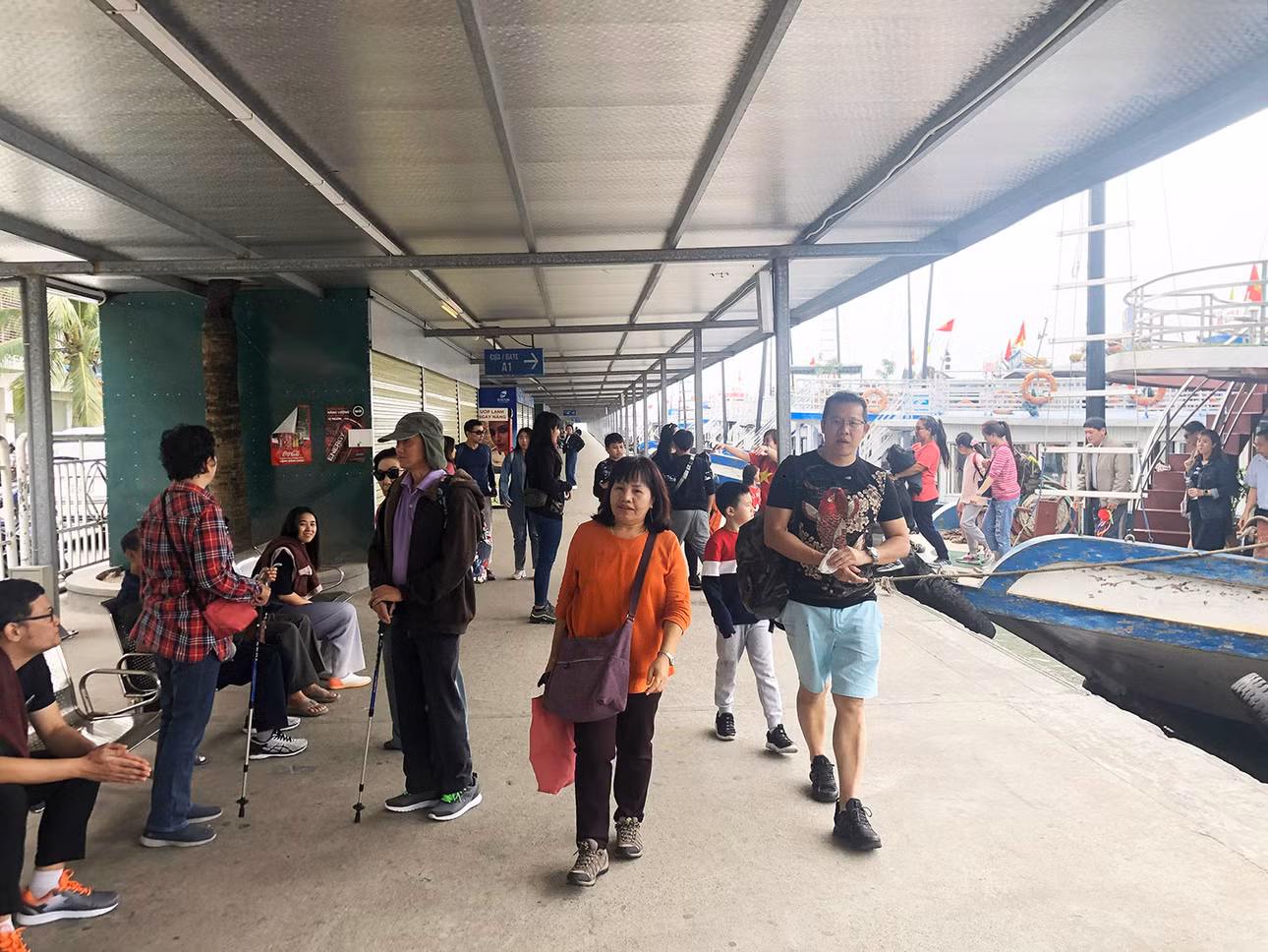 Cảng tàu khách Quốc tế Tuần Châu thu hút đông đảo du khách đến thăm quan trong ngày đầu năm.