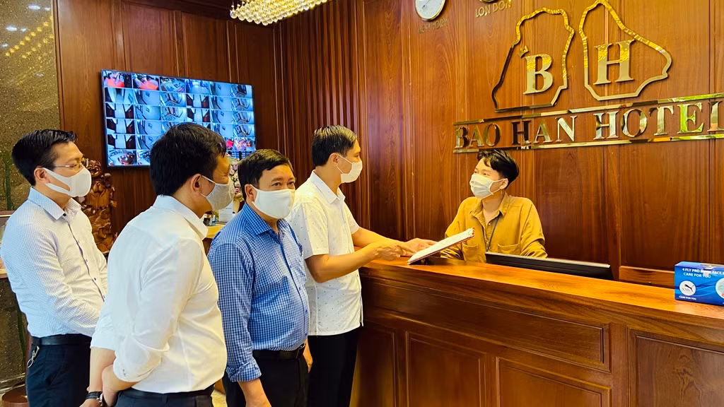 Lãnh đạo TP Hạ Long kiểm tra công tác đón khách và phòng chống dịch Covid-19 của khách sạn Bảo Hân (khu 9, phường Bãi Cháy).