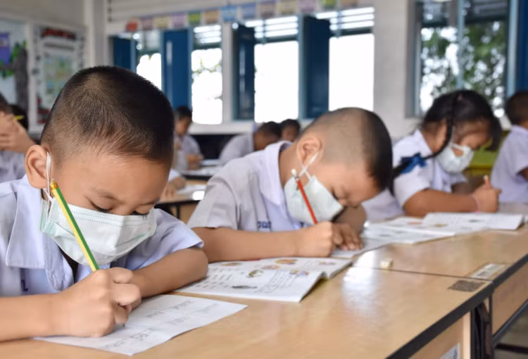 Nhiều trường có kế hoạch cho học sinh đeo khẩu trang trong lớp học để phòng lây lan nCoV. Ảnh: Shutterstock.