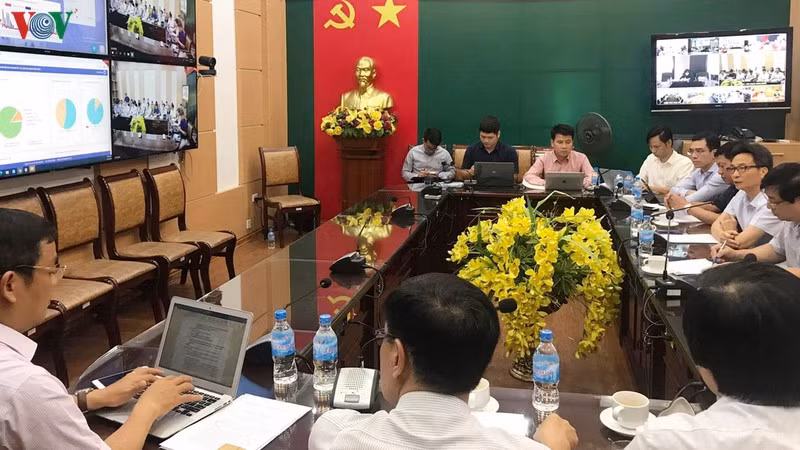 Phó Thủ tướng Vũ Đức Đam tham dự cuộc họp trực tuyến với các bệnh viện trên cả nước về phòng chống dịch Covid-19.