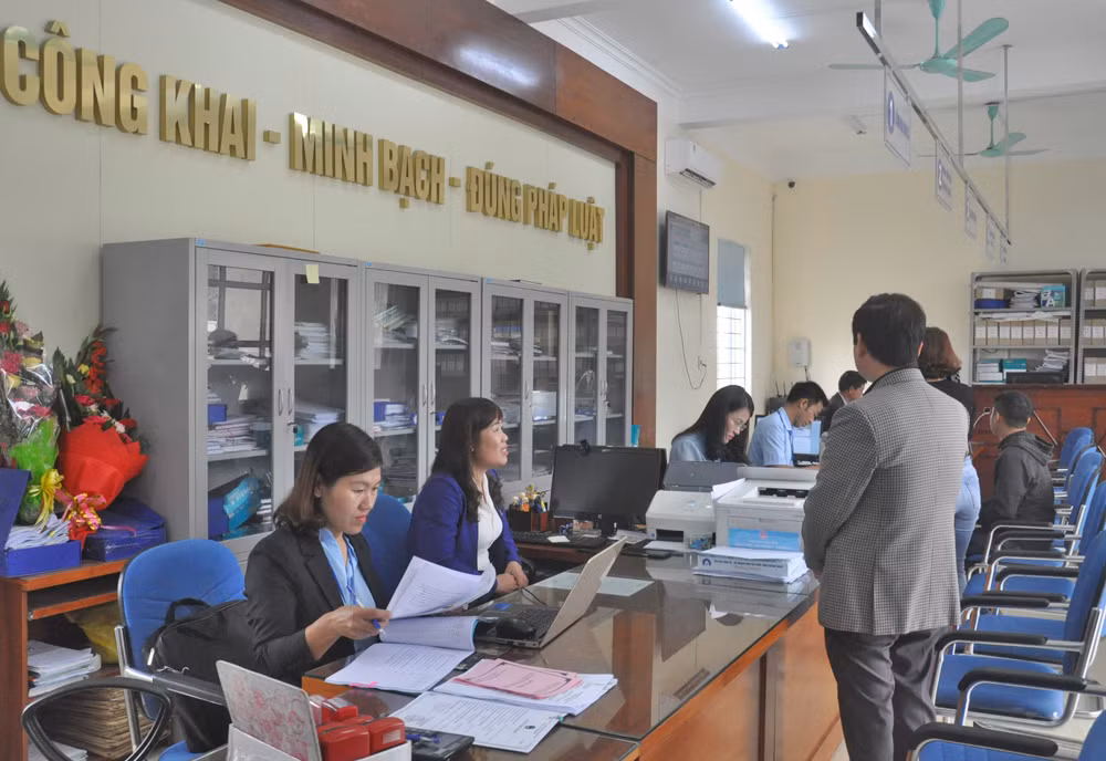 Lãnh đạo huyện Hải Hà kiểm tra điều kiện làm việc của cán bộ, công chức xã Quảng Ming sau sáp nhập vào tháng 1/2020.