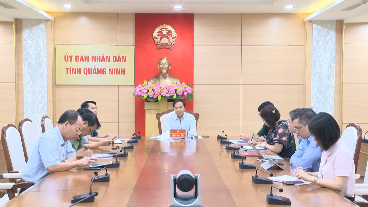 Đồng chí Đặng Huy Hậu, Phó Chủ tịch Thường trực UBND tỉnh chỉ đạo các ngành, đơn vị liên quan tiếp tục triển khai các giải pháp cấp bách phòng chống dịch Covid-19