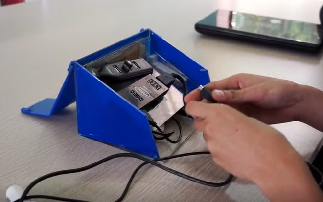Sản phẩm hữu ích của Đức đạt giải nhì tại cuộc thi sáng tạo khoa học kỹ thuật toàn quốc. Ảnh: Nguyễn Dương.