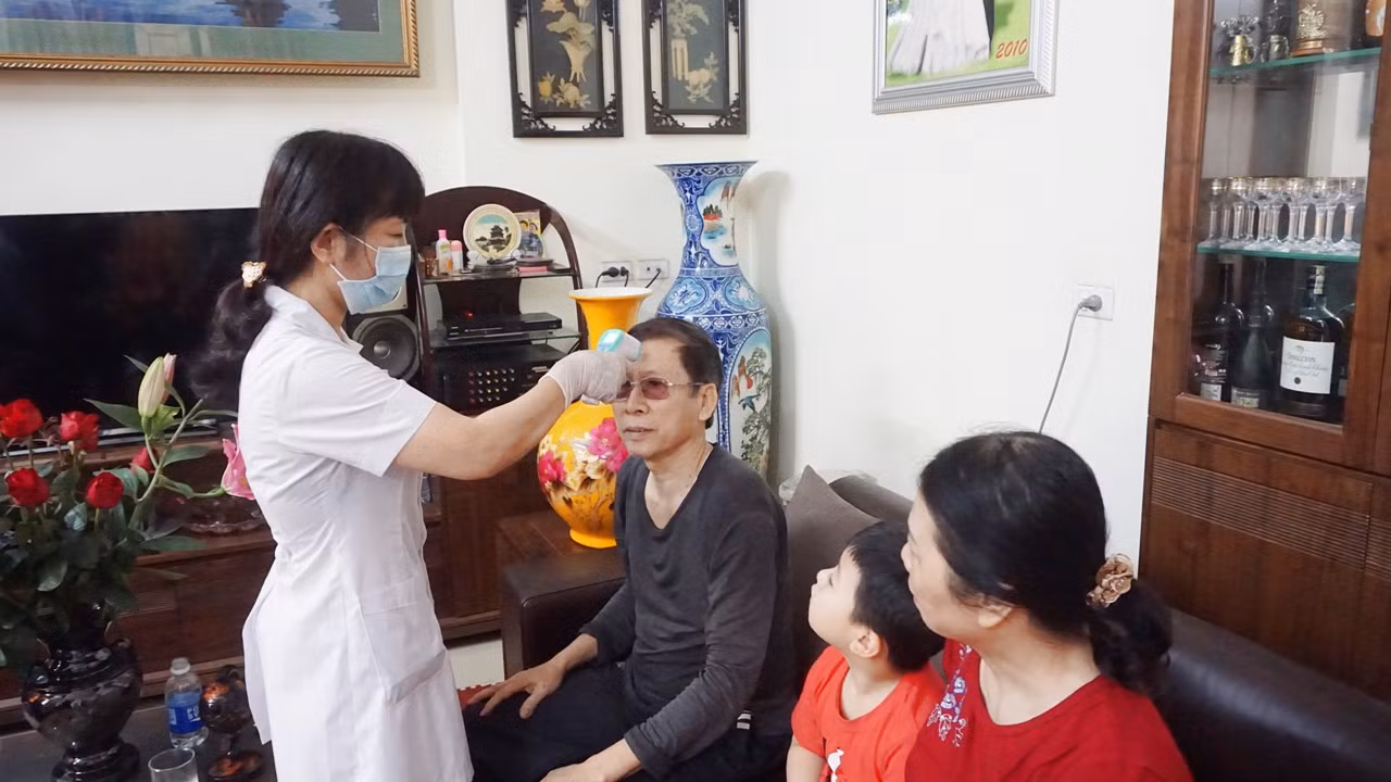 Cán bộ y tế TP Hạ Long khám sàng lọc y tế cho người dân. Ảnh minh họa.