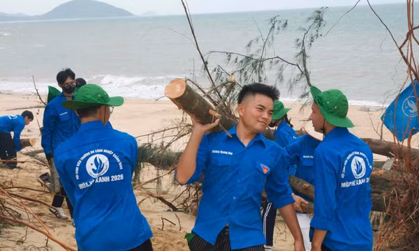 Đội Sinh viên Trường Đại học Công nghiệp Quảng Ninh hỗ trợ khắc phục hậu quả sau bão tại xã đảo Cái Chiên.