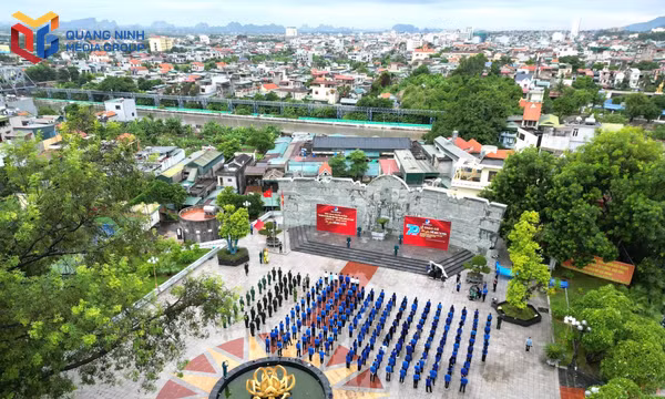 Lễ chào cờ “Tôi yêu Tổ quốc tôi” tổ chức tại Khu di tích lưu niệm sự kiện Bác Hồ về thăm Uông Bí.