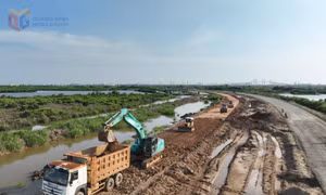 Do là tuyến đường thi công hoàn toàn mới, đi qua chủ yếu vị trí nền đất yếu là sông ngòi và ao đầm, vì thế trong quá trình tổ chức thi công, dự án phát sinh nhiều khó khăn đặc biệt 100% nền đường đều phải thực hiện xử lý lún.