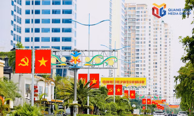 Rực rỡ sắc cờ hoa, tưng bừng niềm hạnh phúc chào mừng thành phố Quảng Ninh