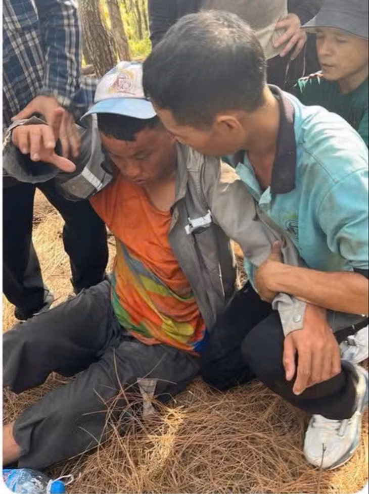 Anh H.V.T. được lực lượng chức năng và người dân tìm thấy trên đồi Khe Lở trong tình trạng mất nước, đói và kiệt sức sau gần một ngày đi lạc.