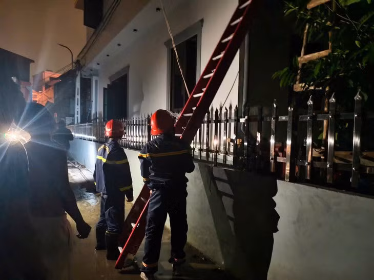 Ngôi nhà xảy ra cháy 2 tầng, trong nhà có người già và trẻ em bị mắc kẹt - Ảnh: Công an Hải Phòng