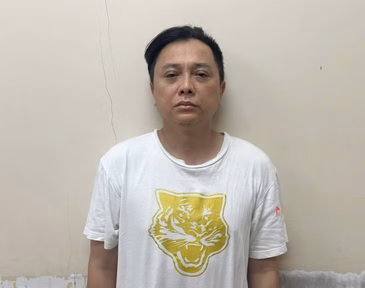Nhà thiết kế Nguyễn Công Trí tại cơ quan công an - Ảnh: Công an cung cấp