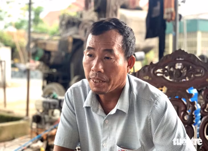 Trưởng thôn Phú Hòa Phan Viết Hiệp kể lại vụ việc - Ảnh: LÊ MINH