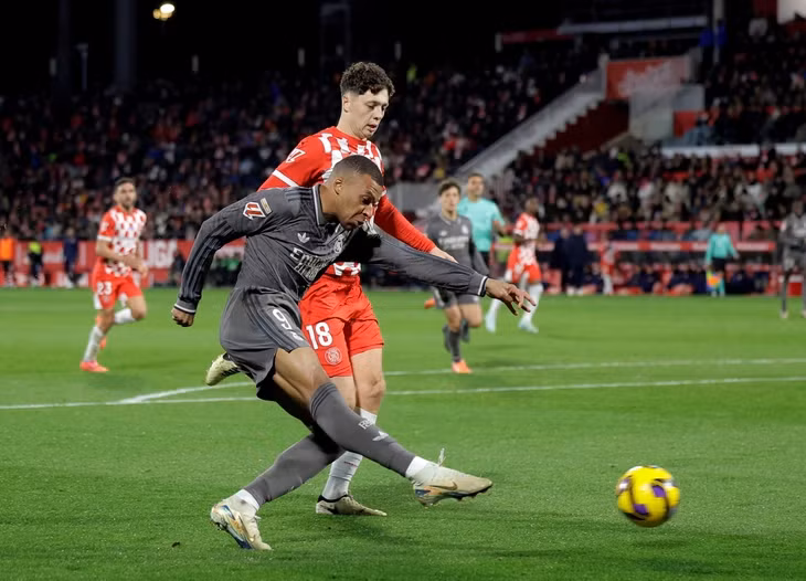Kylian Mbappe (9) được kì vọng sẽ trở lại sau chuỗi phong độ kém - Ảnh: REUTERS