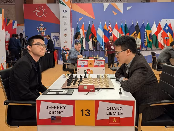 Lê Quang Liêm (phải) chính thức bước vào vòng 4 World Cup cờ vua - Ảnh: FIDE