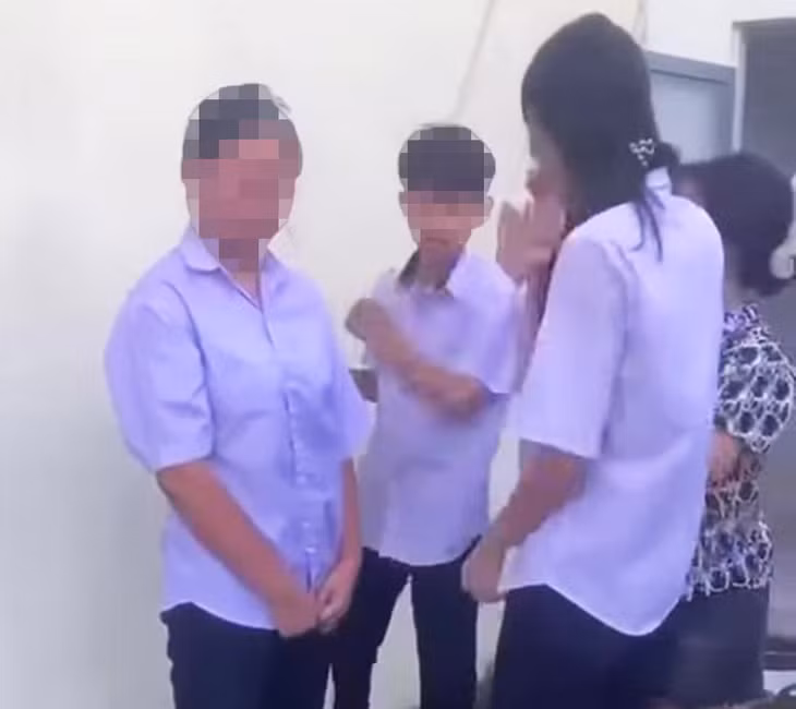Nữ sinh H. (ngoài cùng bên trái) bị nhóm học sinh lao vào đánh