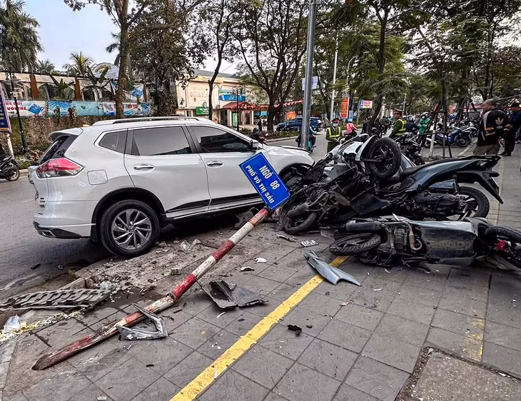 Một vụ tông liên hoàn nhiều xe máy ở Hà Nội hôm 1-1 - Ảnh: D.C.