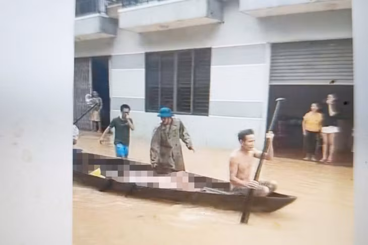 Lực lượng chức năng bơi ghe đưa các nạn nhân đi cấp cứu - Ảnh: Người dân cung cấp
