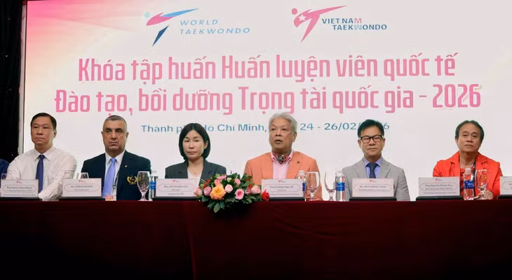 Đại diện Liên đoàn Taekwondo Việt Nam và Liên đoàn Taekwondo thế giới tại lễ khai mạc - Ảnh: N.K.