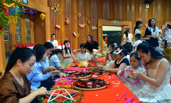 Trải nghiệm tự tay làm đèn ông sao thu hút sự tham gia đông đảo phụ huynh, trẻ nhỏ.