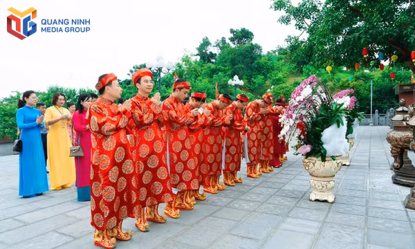 Đại biểu thành kính dâng hương tưởng nhớ công ơn của Đức Ông Hưng Nhượng Đại Vương Trần Quốc Tảng cùng các nhân thần.