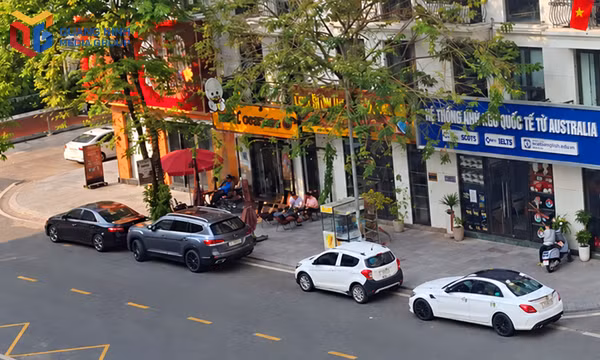 Cần có giải pháp thiết thực để bảo vệ quyền đỗ xe hợp pháp của người dân, ngăn chặn tình trạng tự ý chiếm giữ chỗ đỗ xe trên lòng đường.