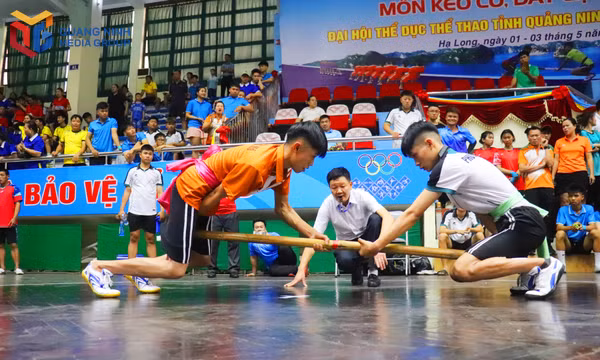Tinh thần quyết tâm ấy tiếp tục trên sàn đẩy gậy, nơi mỗi cuộc so tài là sự giằng co giữa sức mạnh, kỹ thuật và bản lĩnh của từng vận động viên.