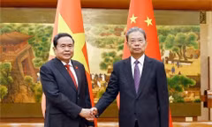 Chủ tịch Quốc hội Trần Thanh Mẫn và Ủy viên trưởng Ủy ban thường vụ Đại hội Đại biểu Nhân dân toàn quốc Trung Quốc Triệu Lạc Tế chụp ảnh chung. (Ảnh: TTXVN)