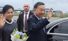 Tổng Bí thư, Chủ tịch nước Tô Lâm và Phu nhân Ngô Phương Ly đến Thủ đô Brussels, bắt đầu thăm chính thức EU và Bỉ. (Ảnh: Thống Nhất/TTXVN) 