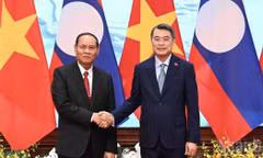 Thủ tướng Chính phủ Lê Minh Hưng và đồng chí Vilay Lakhamfong, Ủy viên Bộ Chính trị, Thường trực Ban Bí thư Trung ương Đảng Nhân dân Cách mạng Lào. (Ảnh: TRẦN HẢI)