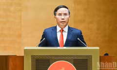 Thống đốc Ngân hàng Nhà nước Phạm Đức Ấn báo cáo một số nội dung tiếp thu, chỉnh lý dự thảo Luật trước khi Quốc hội biểu quyết. (Ảnh: DUY LINH) 