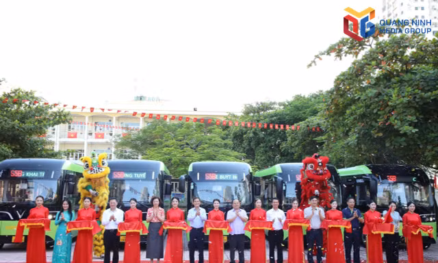 Khai trương tuyến xe buýt điện miễn phí đưa đón học sinh đến trường