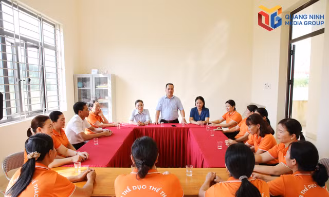 Đồng chí Triệu Văn Sáng, Bí thư Chi bộ, Trưởng thôn Đông Thành, xã Quảng Tân, chủ trì họp với chi hội phụ nữ thôn về việc duy trì mô hình đường hoa.